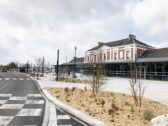 Plus large, végétalisé et modernisé, le parvis de la gare se dévoile en grand !